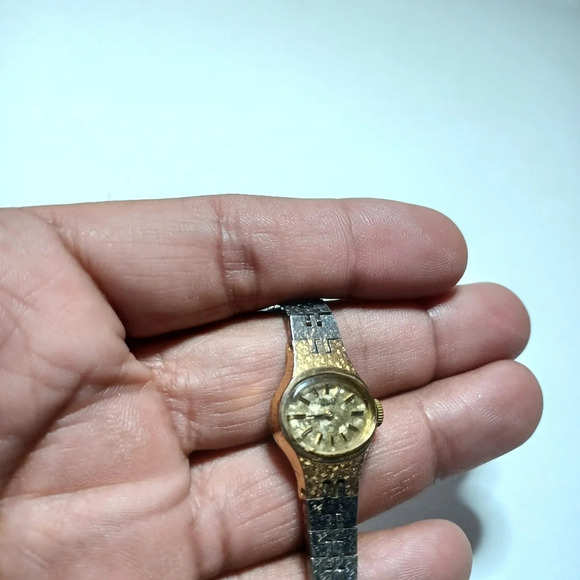 Vintage Seiko Watch Women Gold Tone Oval Dial Safety Chain New Battery watch is - Picture 4 of 6